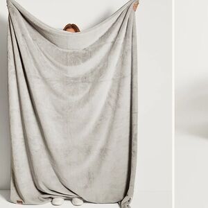 NWT UnHide Lil’ Marsh Throw Blanket 50x60 – Silver Gray – Ultra Soft